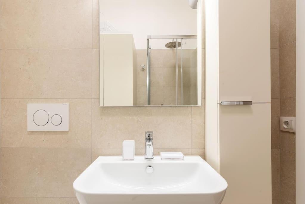 Elegante Bilocale San Calocero Apartment Милано Екстериор снимка